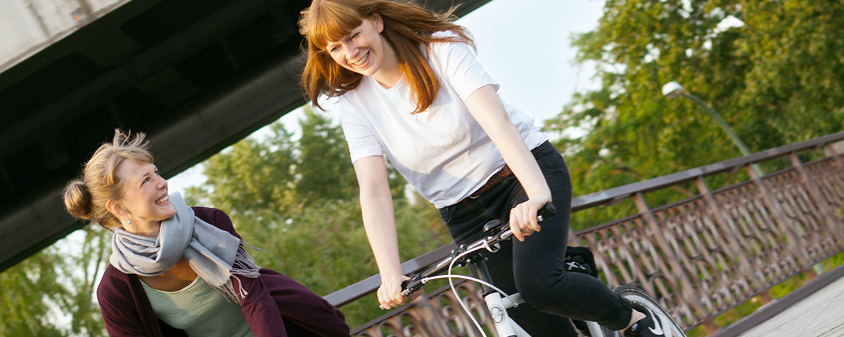 Header 2 Frauen Fahrrad fahren Brücke