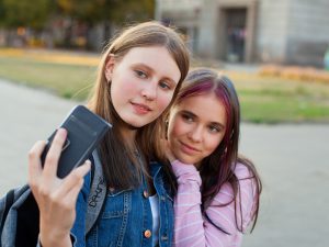 Teaser 2 Mädchen Smartphone Selfie