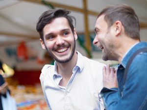 Teaser 2 Männer lachend Markt Nahaufnahme
