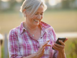 Teaser ältere Frau lachend Smartphone